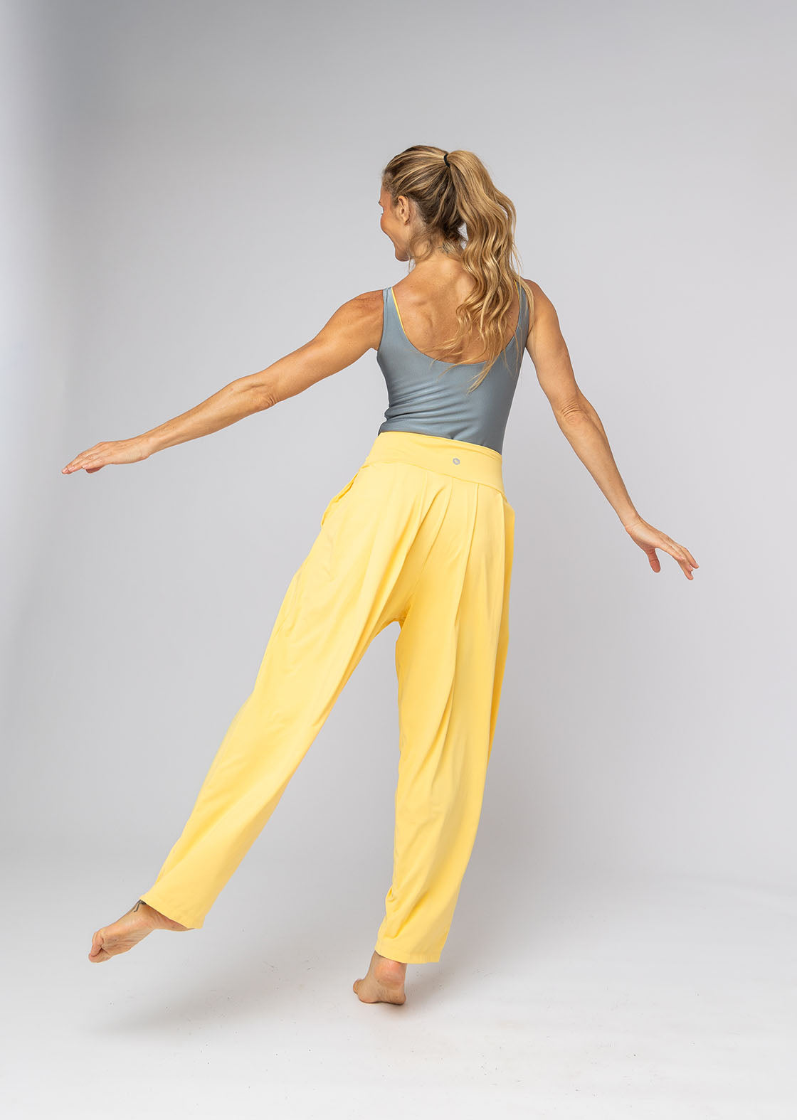 CALÇA PREGAS COM SHORTS LAGO